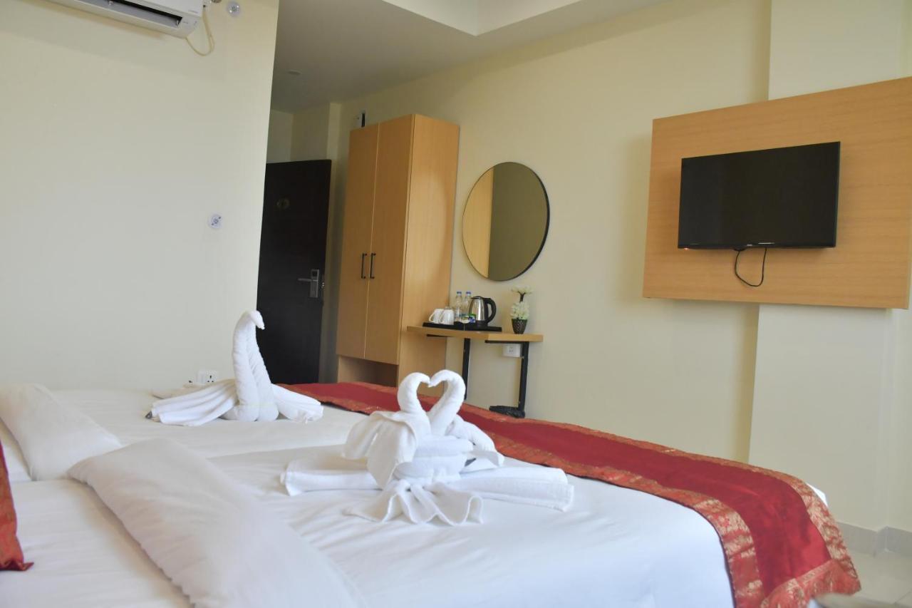 Hotel Yatharth Inn Varanasi Exterior foto